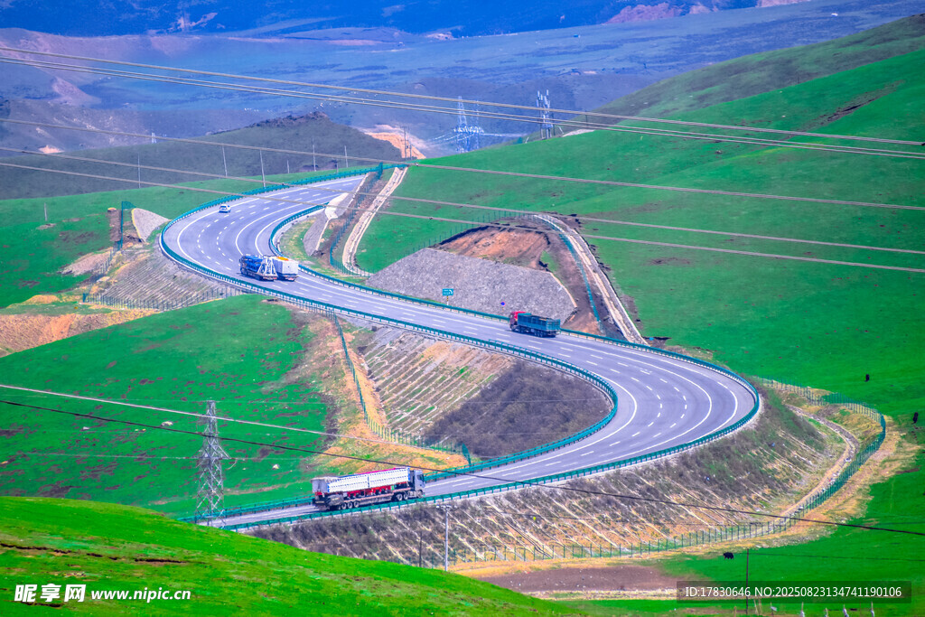 青山公路和電力塔