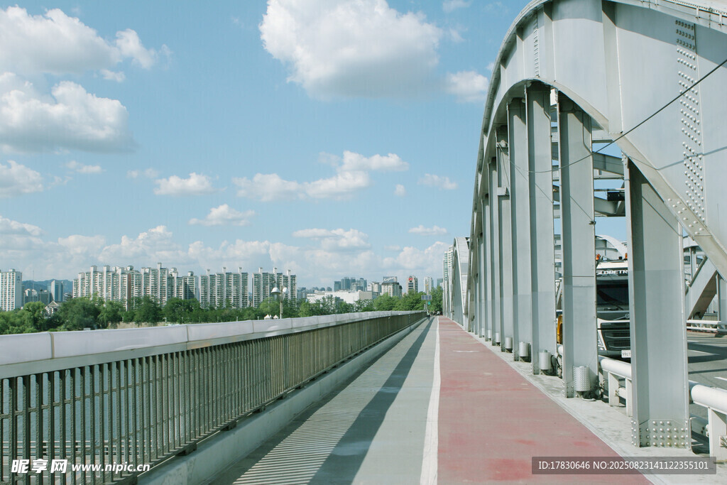 城市橋梁上的開闊風景