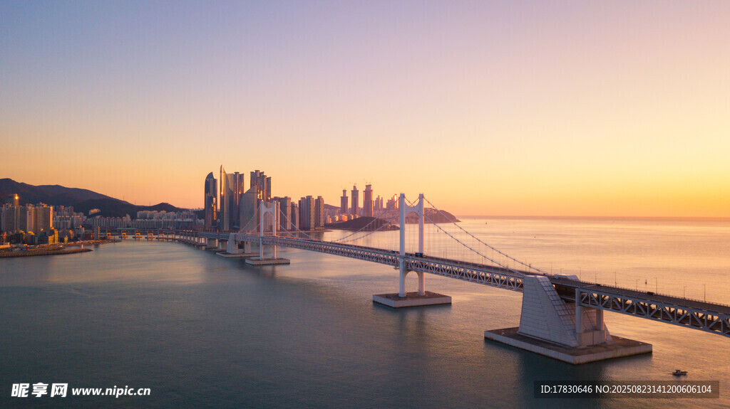 夕陽下的跨海大橋美景