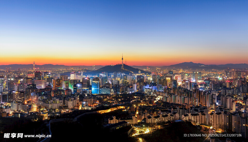 城市夜景與遠(yuǎn)處山巒景觀