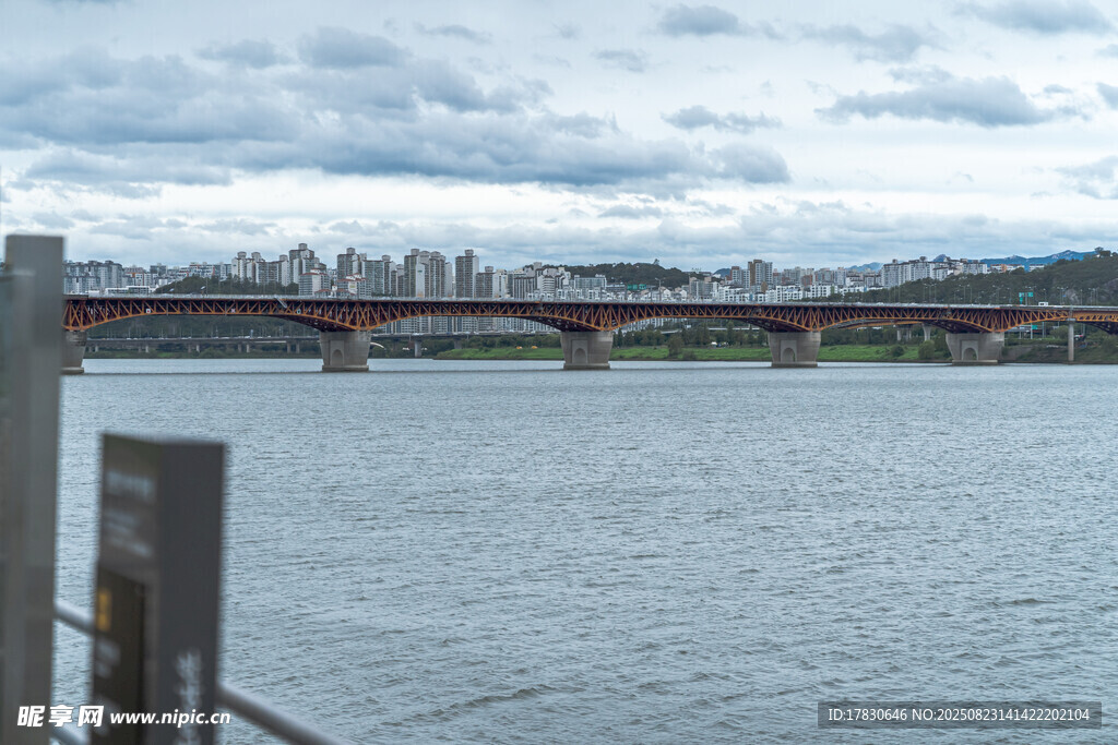 河畔橋梁與城市天際景觀