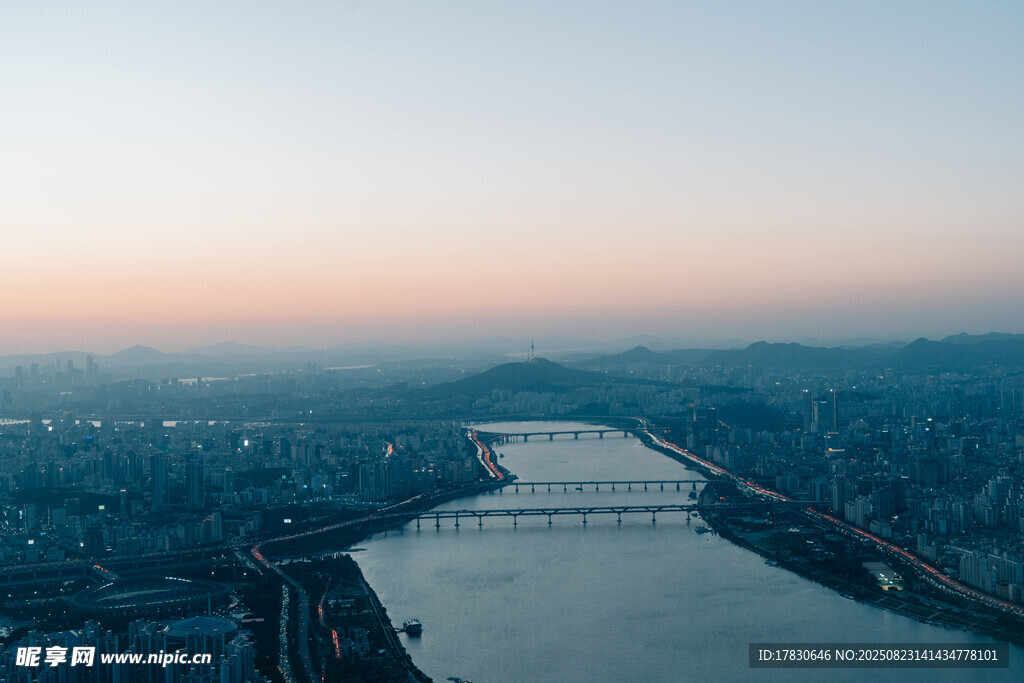 城市河畔黃昏壯麗景觀