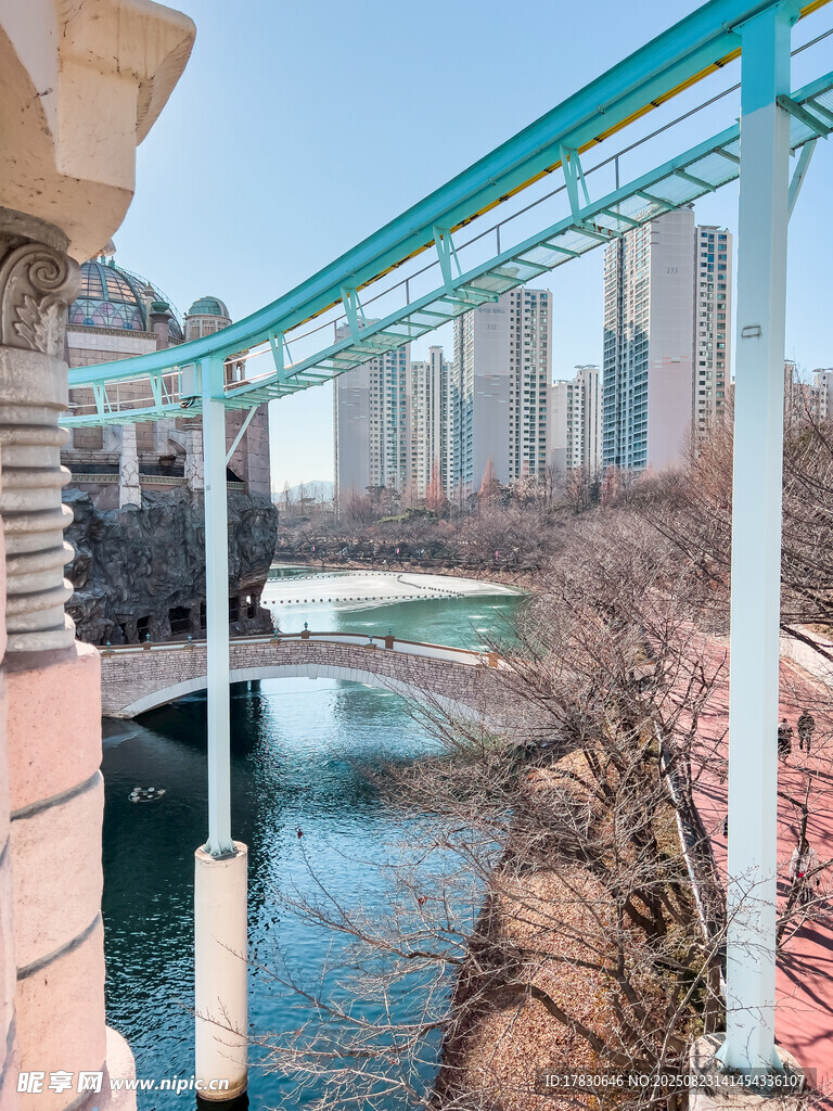 城市中的透明玻璃觀景橋