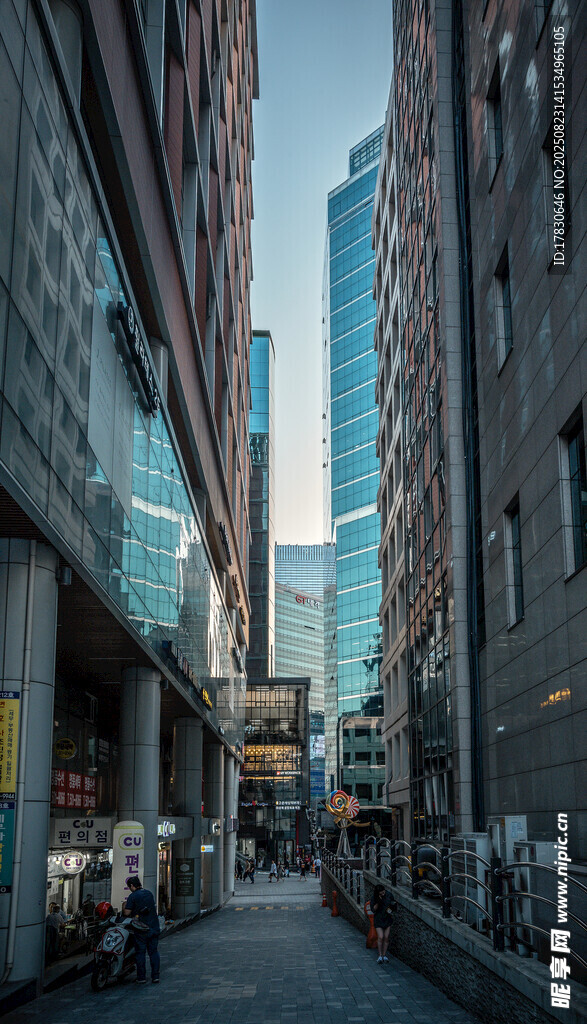 城市街道間的高樓景觀