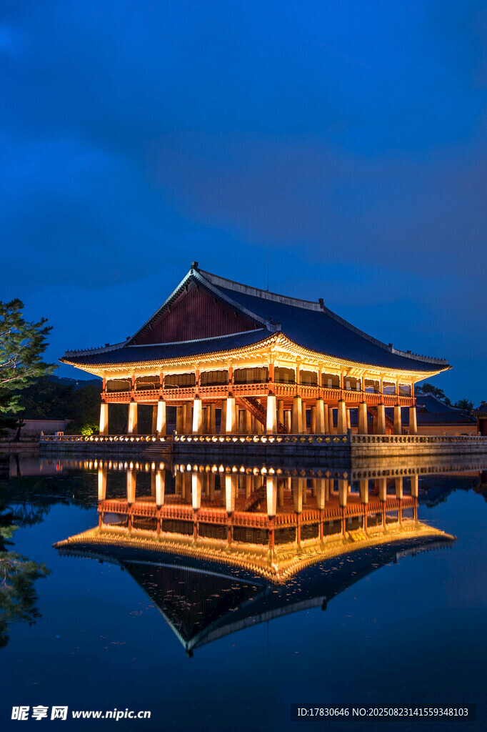 夜幕下的中式古建筑倒影