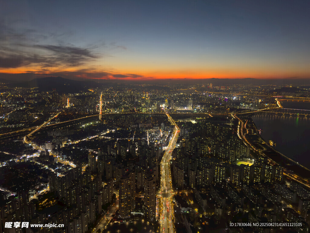 城市黃昏航拍夜景圖