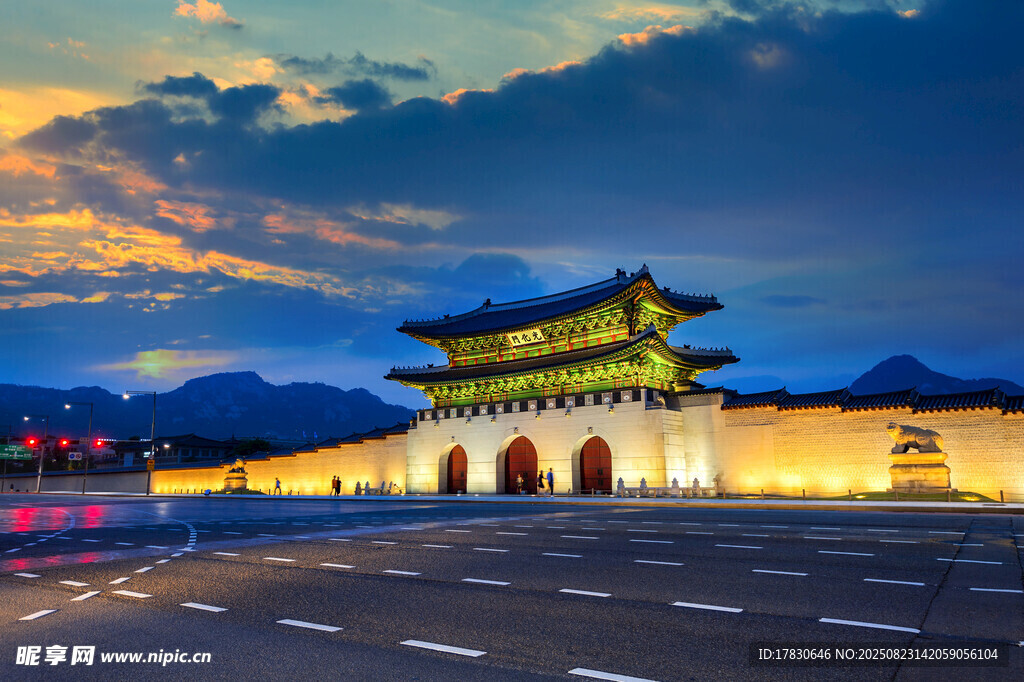 夜幕下的壯麗古代城樓