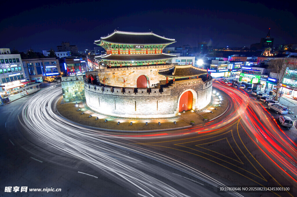 首爾夜景中的古老建筑