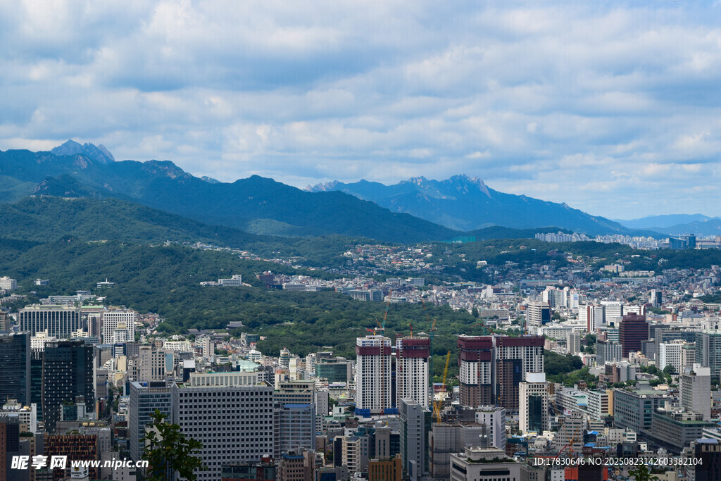 城市與遠(yuǎn)山的壯美景觀