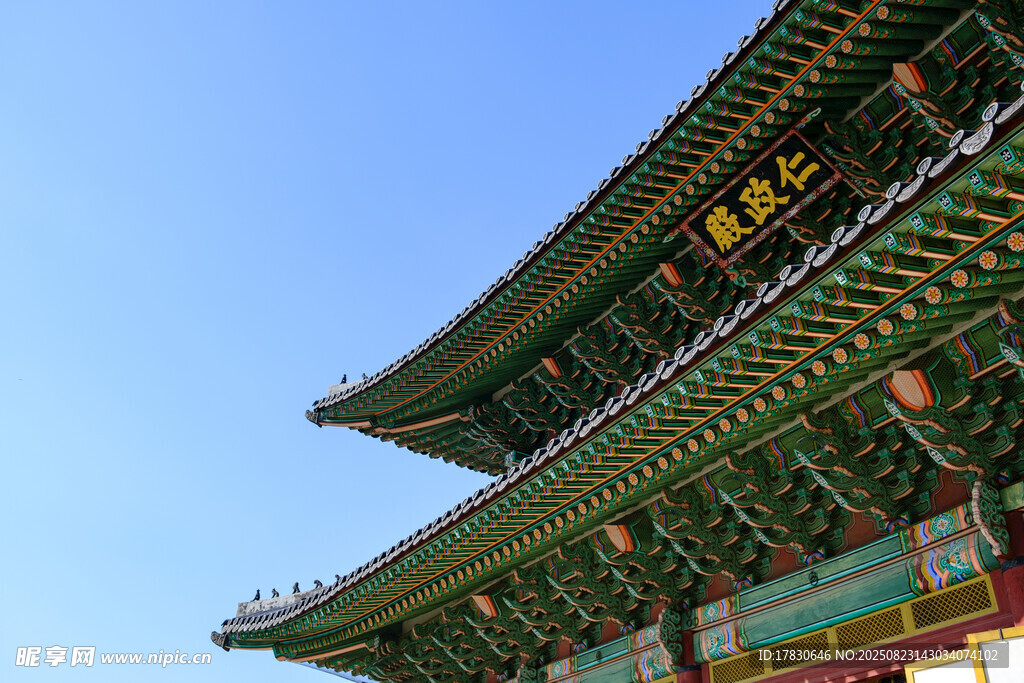 傳統(tǒng)中式古建筑屋檐一角