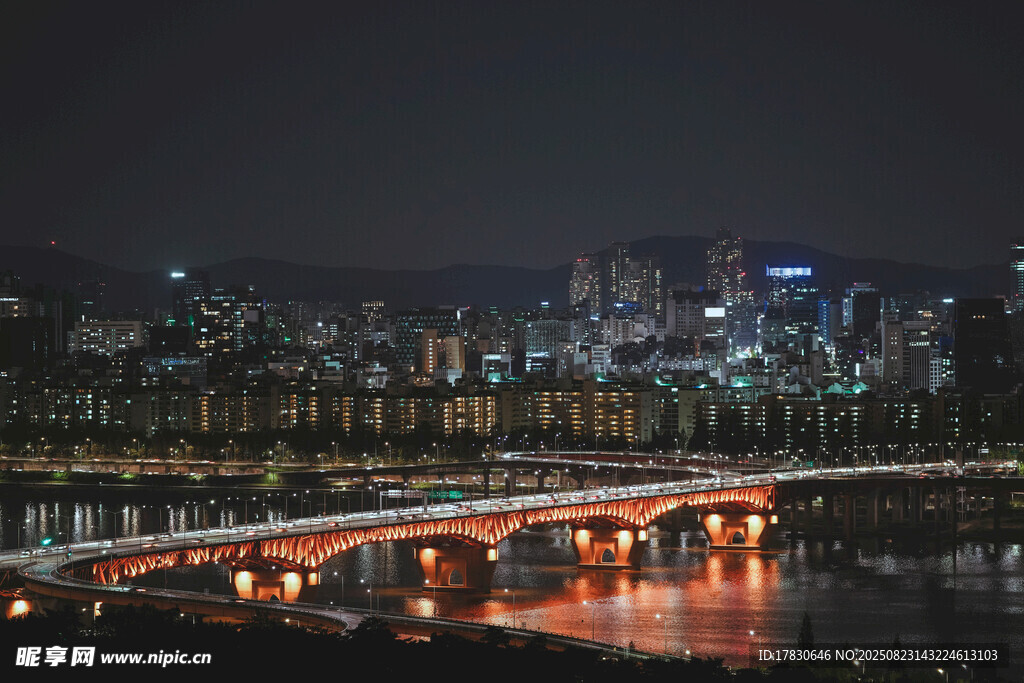 城市夜景中的璀璨橋梁