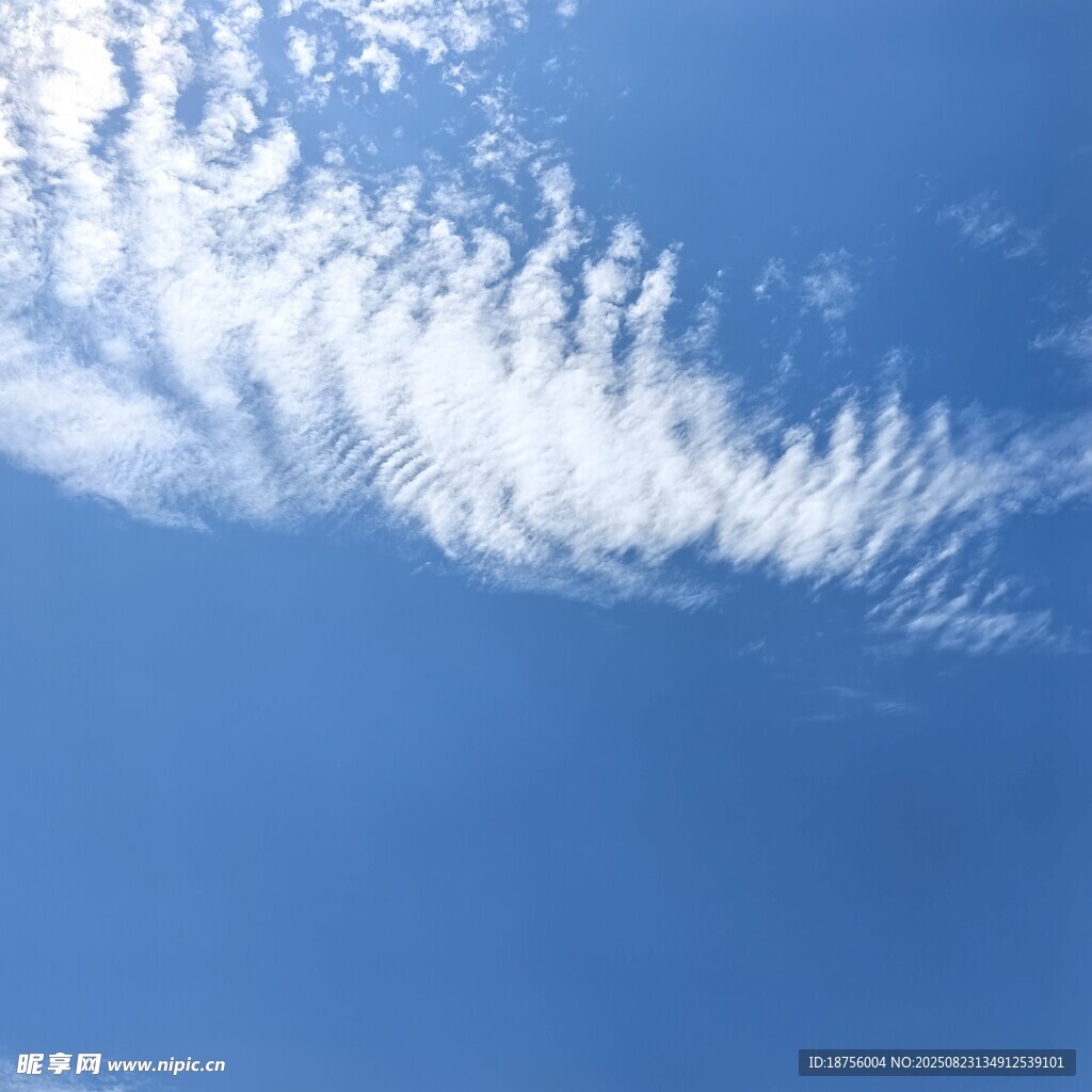 蔚藍(lán)天空中的飄逸白云