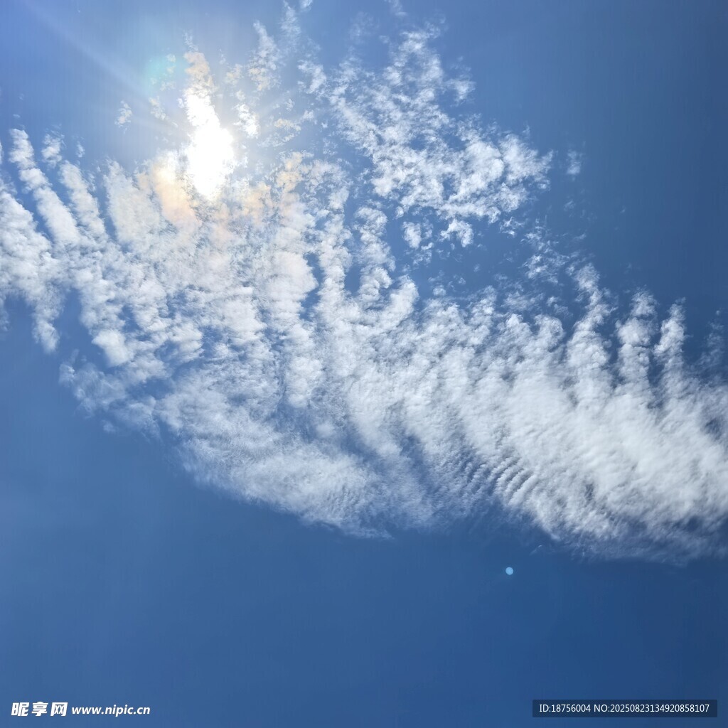 藍(lán)天之上的夢幻卷云