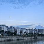 河畔城市夜景 月光相伴