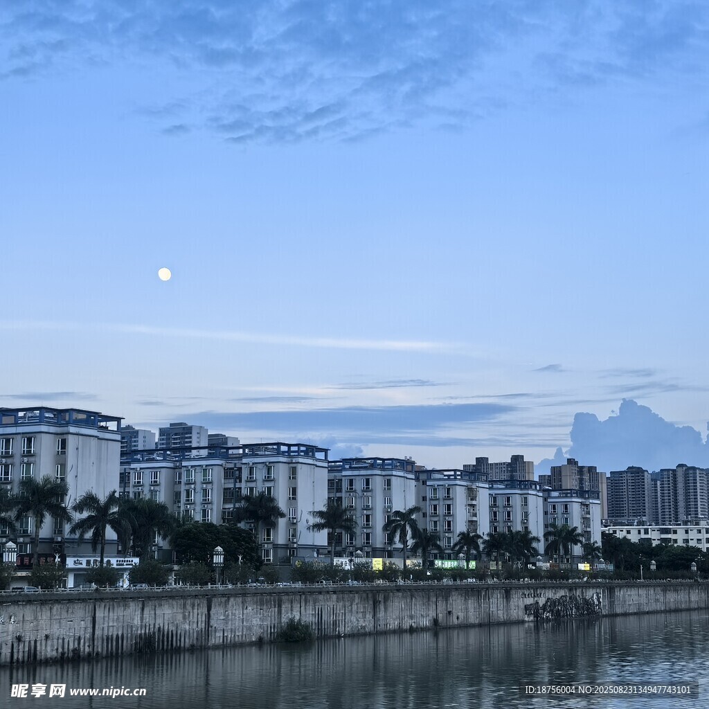 河畔城市夜景 月光相伴
