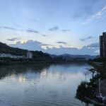 河畔城市黃昏美麗景致