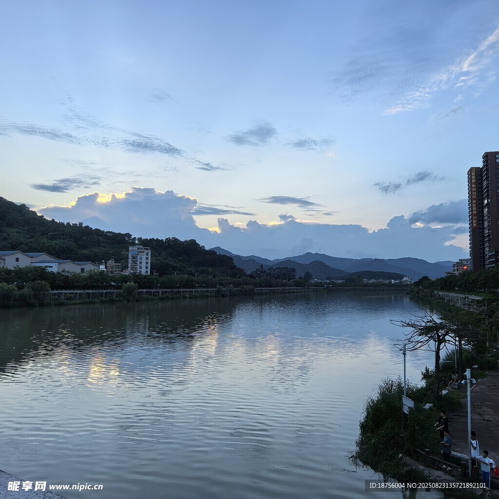 河畔城市黃昏美麗景致