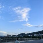 藍(lán)天遠(yuǎn)山旁的城市景象