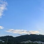 藍(lán)天青山間的美麗景致