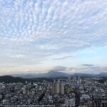 城市天際線與層疊云彩