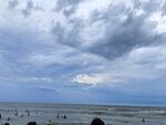 陰天海灘上的人群與海景