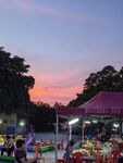 夕陽下熱鬧的戶外休閑場景