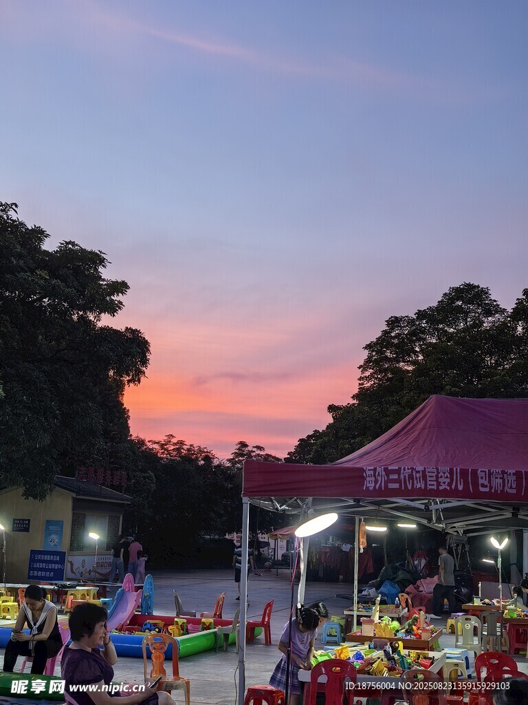 夕陽下熱鬧的戶外休閑場景