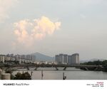 河畔城市風(fēng)景與天邊云朵