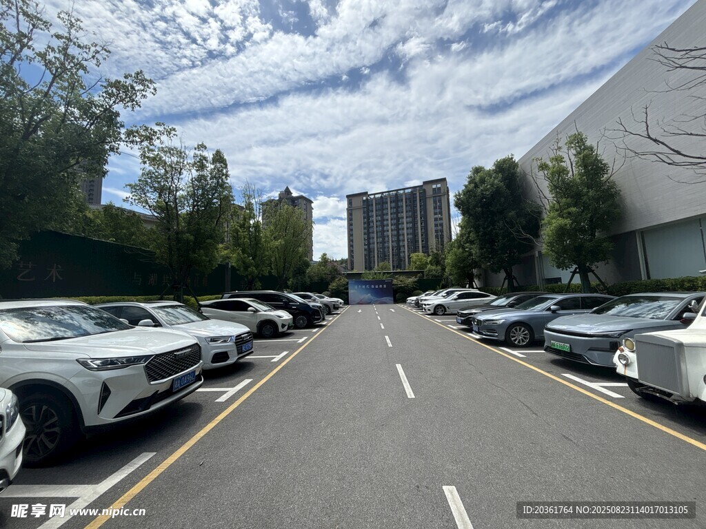 寬敞停車場停放多輛汽車
