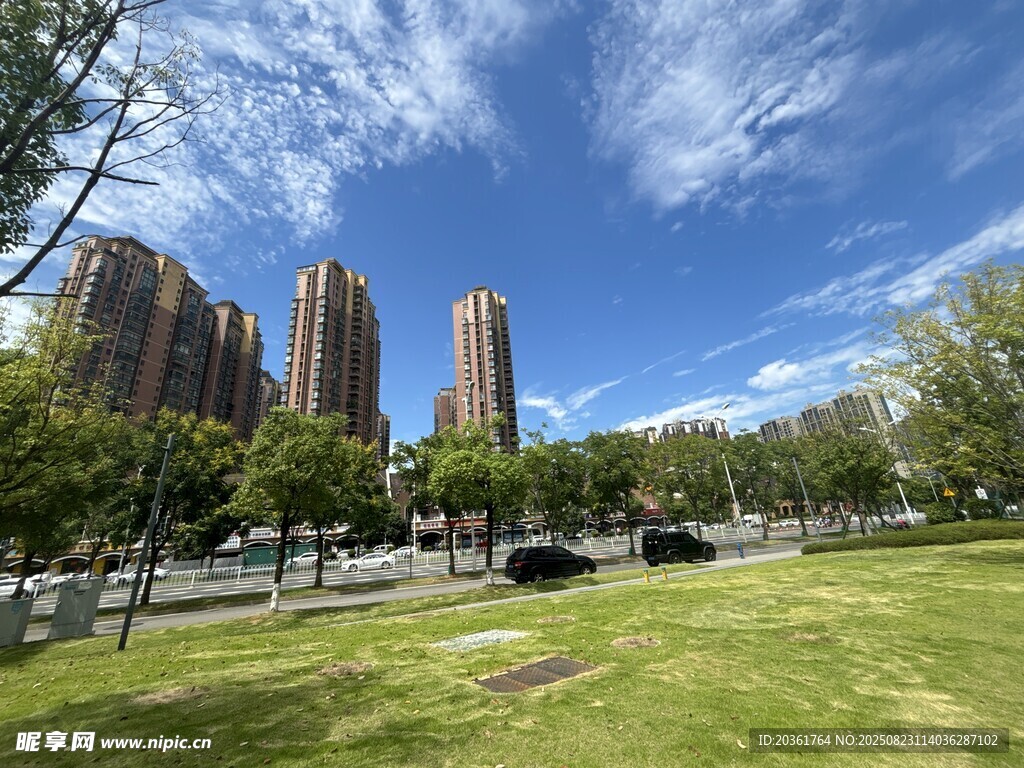 城市綠地旁的高樓景觀