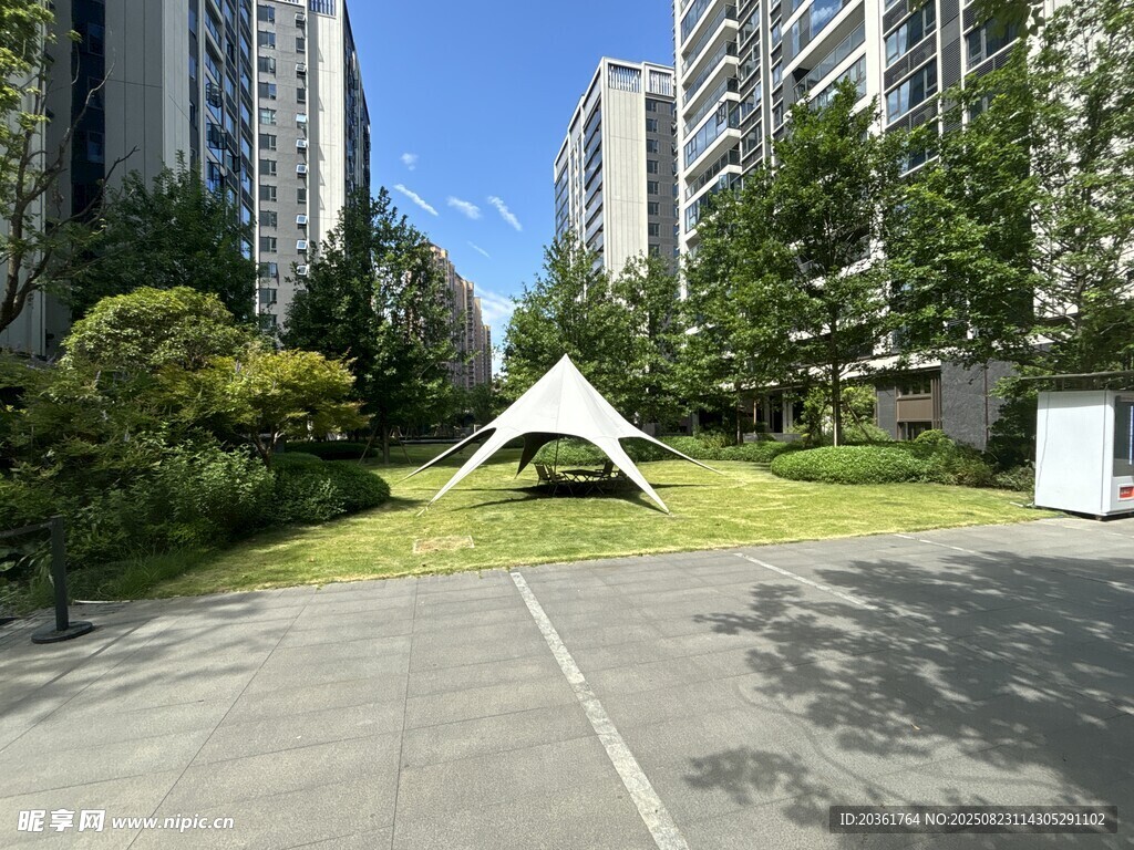 小區(qū)內的白色帳篷景觀
