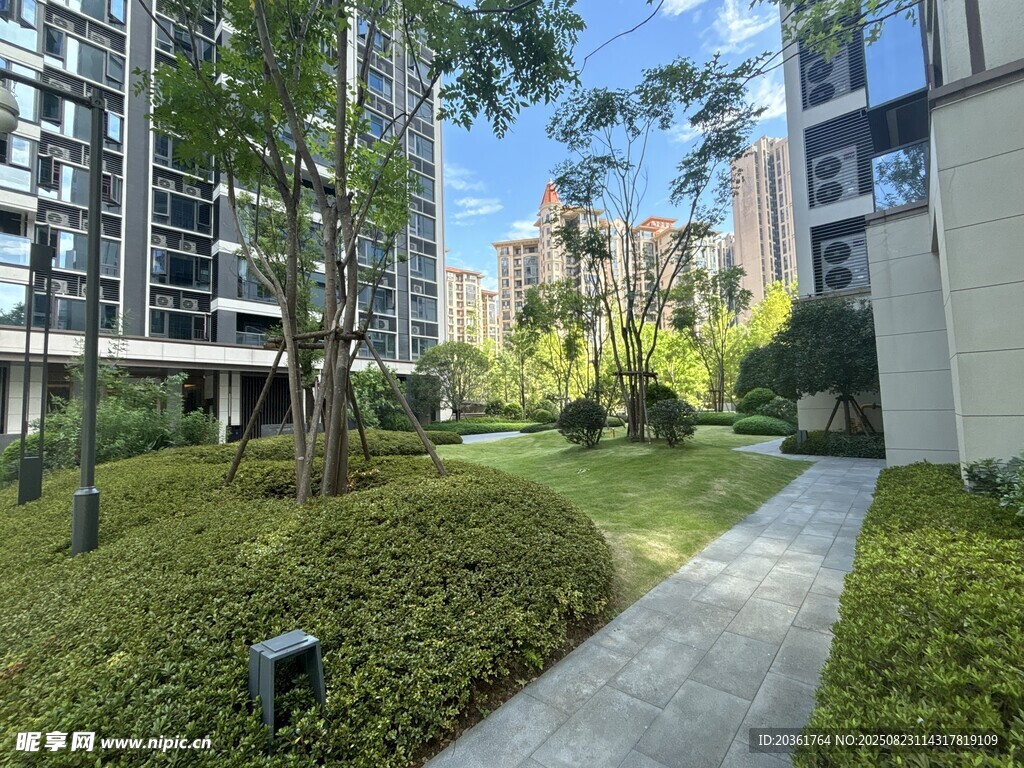 小區(qū)內(nèi)綠意盎然的景觀小道