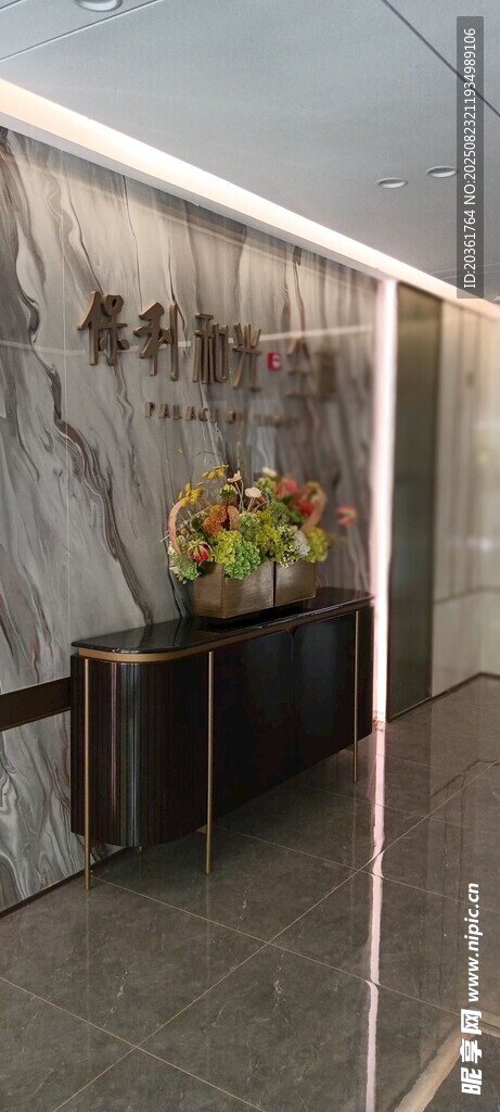 大理石墻面的室內(nèi)裝飾場(chǎng)景
