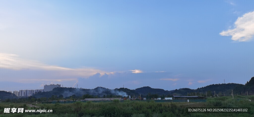 黃昏下的遠(yuǎn)山與天空景色