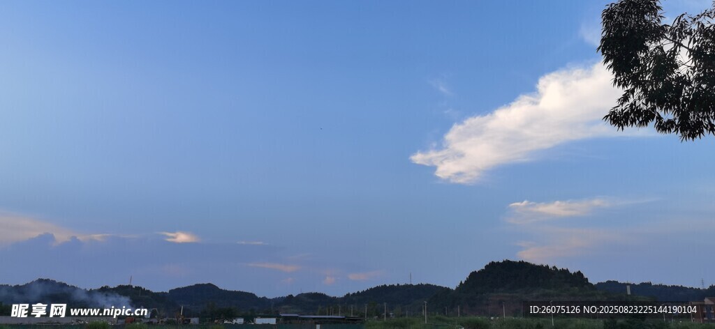 藍(lán)天遠(yuǎn)山風(fēng)景圖