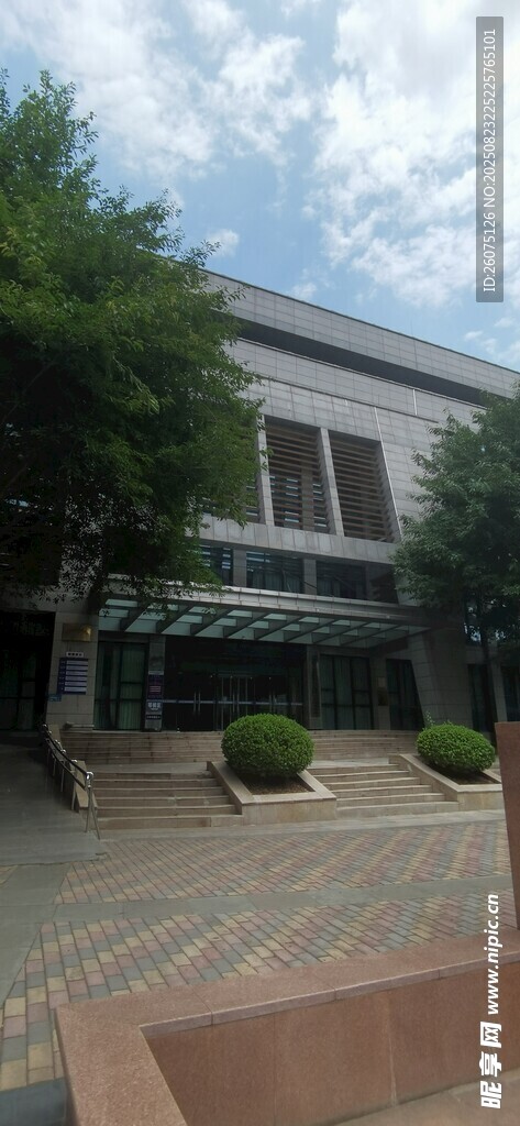 現(xiàn)代建筑前的綠植景觀
