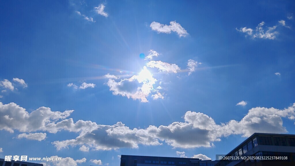 晴朗天空下的建筑與白云