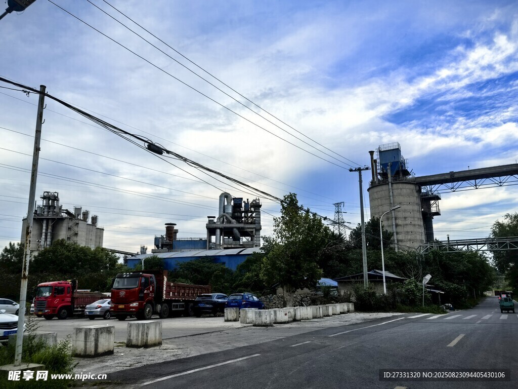 城市道路旁的工業(yè)設施景觀