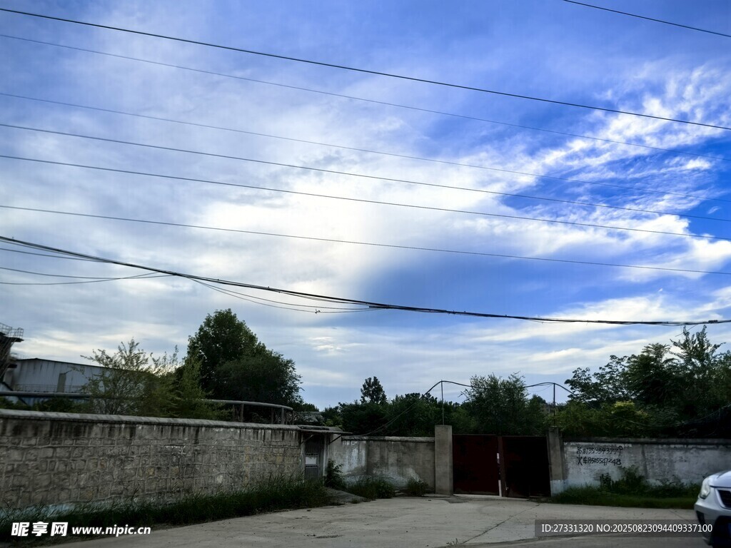 鄉(xiāng)村天空下的寧?kù)o景象