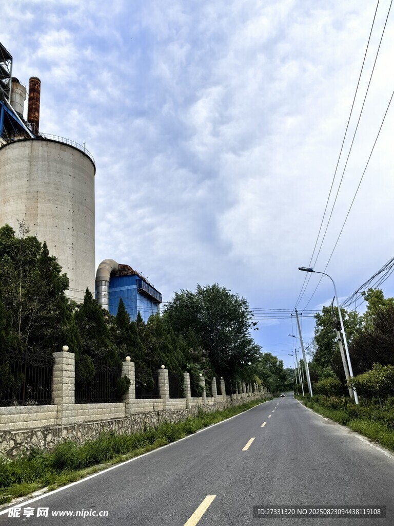 鄉(xiāng)村公路旁的大型儲(chǔ)糧塔