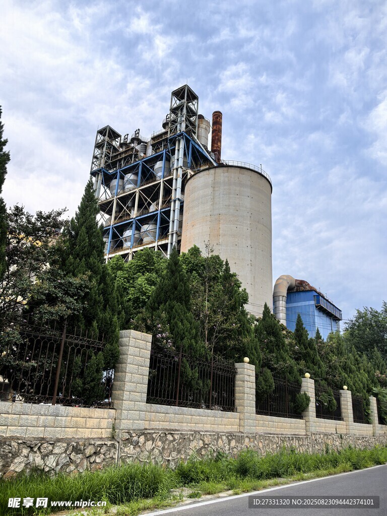 工業(yè)建筑旁的綠樹與道路