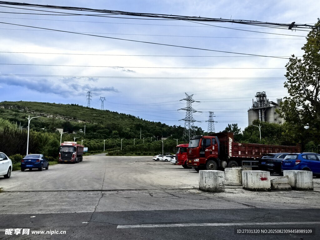 戶(hù)外開(kāi)闊場(chǎng)地及停放車(chē)輛