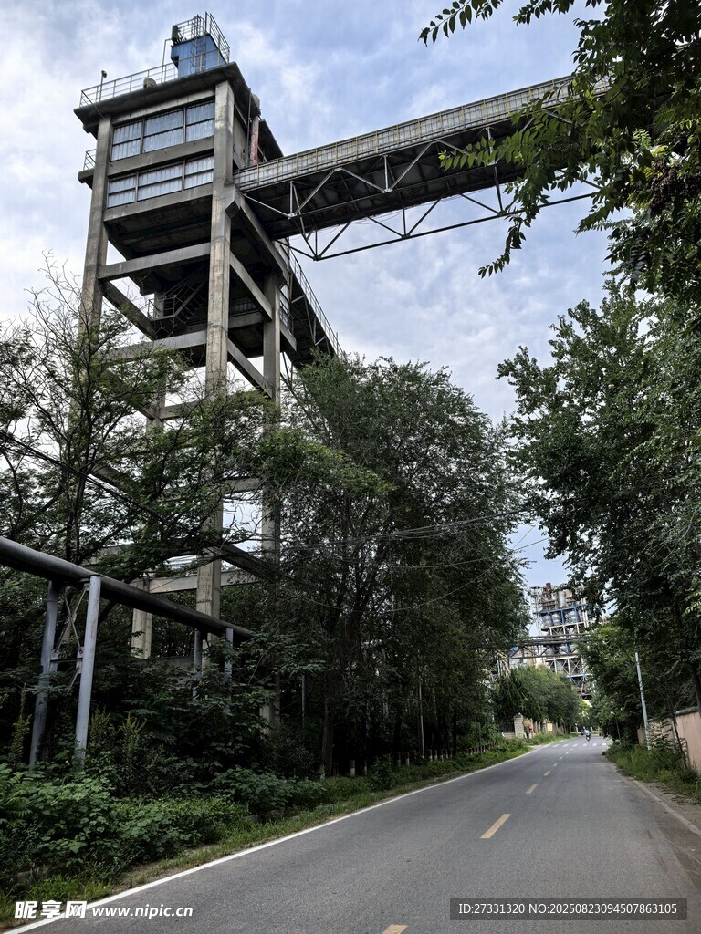 公路旁的高架觀景建筑