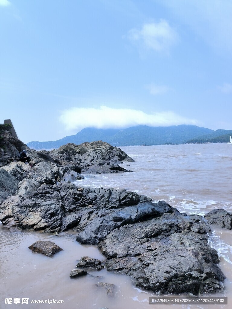 海邊嶙峋礁石與壯闊海景