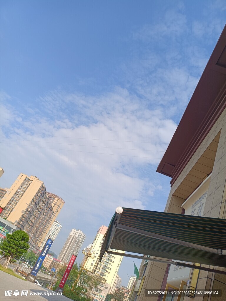 城市建筑下的晴朗天空