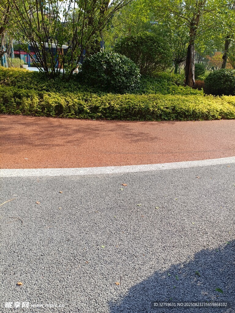 城市中色彩鮮明的道路景觀