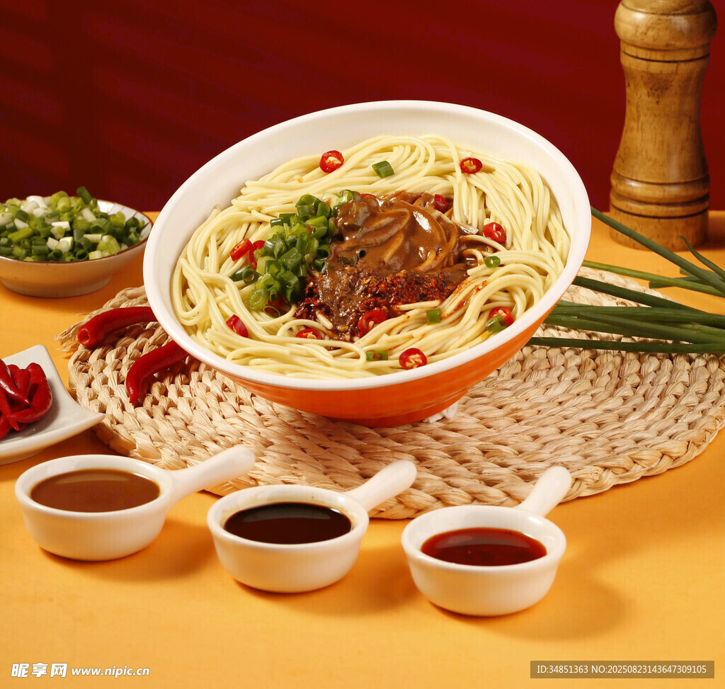 美味牛肉面搭配多樣調(diào)料