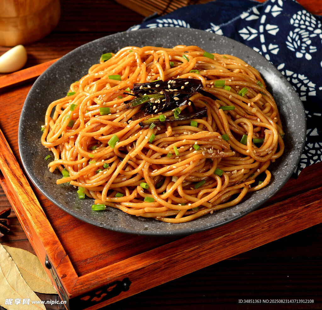 美味拌面 色澤誘人食欲佳