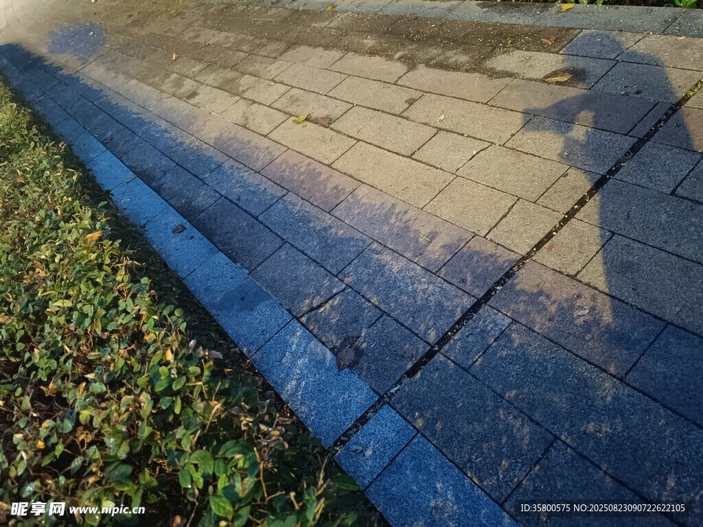 地面人影與磚石路面