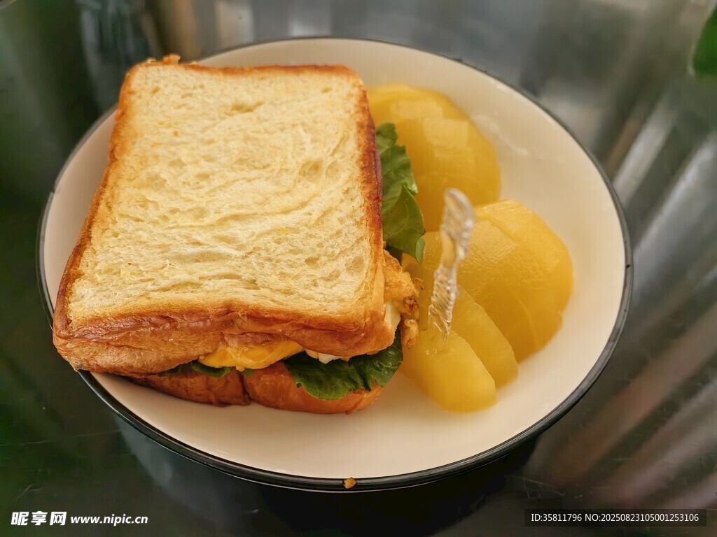 美味三明治配水果